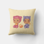 Baby Twins Beer Cat Jumpsuit 2 op geel Kussen (Achterkant)