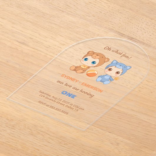 Baby Twins Eerste Verjaardag Kat Beer Transparant Acryl Uitnodigingen (Laagn)