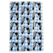 Baby voetafdrukken op blauwe gingham middelgrote G Medium Cadeauzakje (Achterkant)