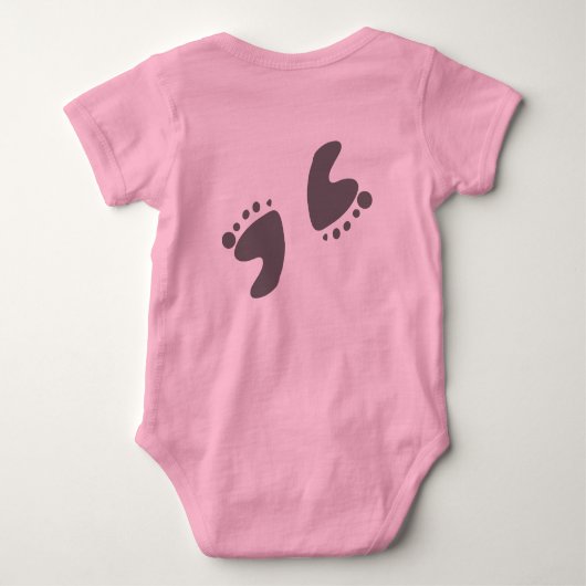 Baby voetafdrukken op roze romper (Achterkant)