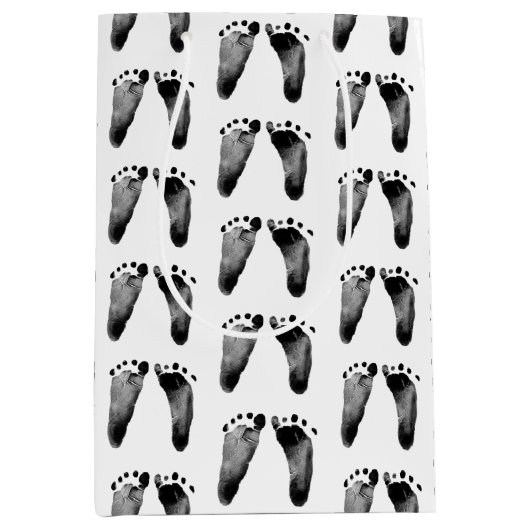 Baby voetafdrukken op wit medium cadeauzakje (Voorkant)