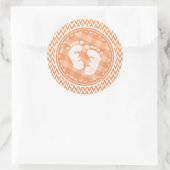 Baby Voeten; Oranje en witte Chevron Ronde Sticker (Tas)