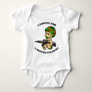 Baby voor kampeercampagne romper