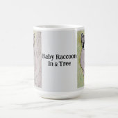 Baby wasbeer in een boom lichtgrijs koffiemok (Center)