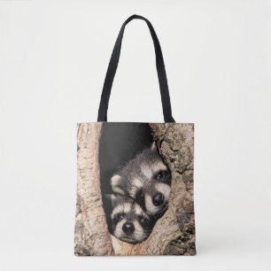 Baby wasberen die uit een boom kijken tote bag