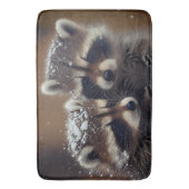 Baby wasberen huddle in vallende sneeuw badmat (Voorkant Verticaal)