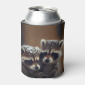 Baby wasberen huddle in vallende sneeuw blikjeskoeler (Blikje Voorkant)