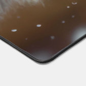 Baby wasberen huddle in vallende sneeuw bureaumat (Hoek)