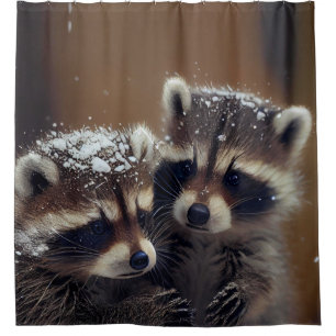Baby wasberen huddle in vallende sneeuw douchegordijn