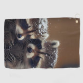 Baby wasberen huddle in vallende sneeuw golfhanddoek (Horizontaal)