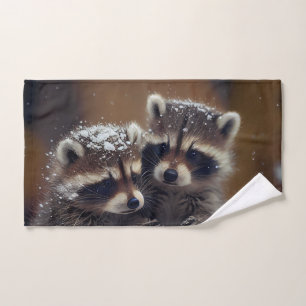 Baby wasberen huddle in vallende sneeuw handdoek