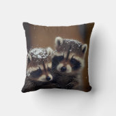 Baby wasberen huddle in vallende sneeuw kussen (Achterkant)