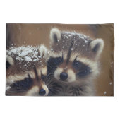 Baby wasberen huddle in vallende sneeuw kussensloop (Achterkant)