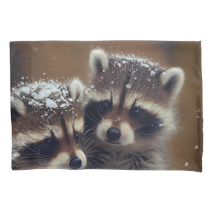 Baby wasberen huddle in vallende sneeuw kussensloop