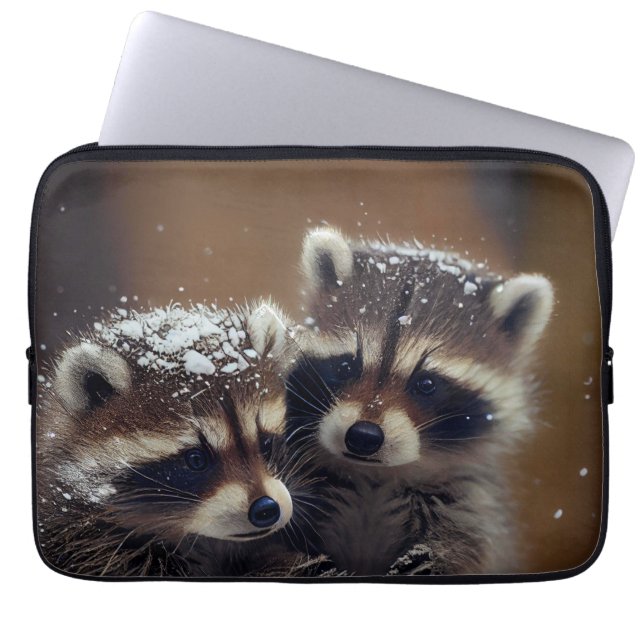 Baby wasberen huddle in vallende sneeuw laptop sleeve (Voorkant)