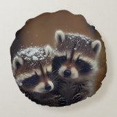 Baby wasberen huddle in vallende sneeuw rond kussen (Achterkant)