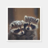 Baby wasberen huddle in vallende sneeuw servet (Voorkant)