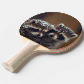 Baby wasberen huddle in vallende sneeuw tafeltennisbatje (Voorkant Gekanteld)