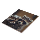 Baby wasberen huddle in vallende sneeuw tegeltje (Zijkant)