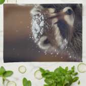 Baby wasberen huddle in vallende sneeuw theedoek (Gevouwen)