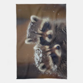 Baby wasberen huddle in vallende sneeuw theedoek (Verticaal)