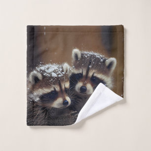 Baby wasberen huddle in vallende sneeuw washandje
