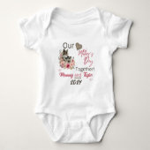 Baby Wolf Overeenkomstig Onze Eerste Moederdag Sam Romper (Voorkant)