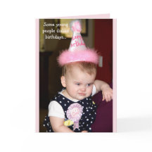 Baby ziet er chagrijnig uit op haar eerste verjaar