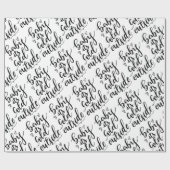 Baby zijn buiten handgeschreven zwart script gekol cadeaupapier (Vlak)