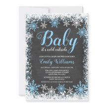 Baby zijn koude Baby shower buiten de sneeuwwinter