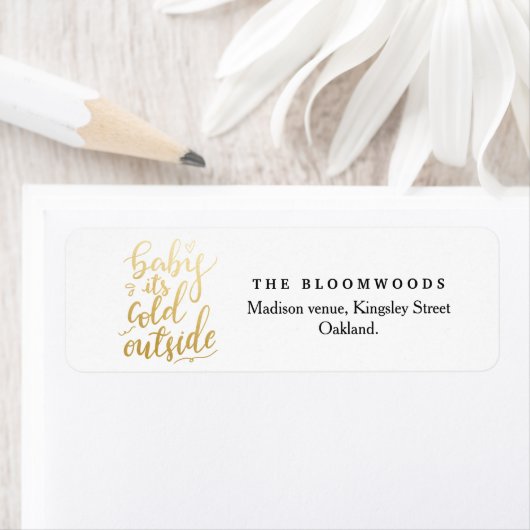 Baby zijn koude buiten handgeschreven faux gouden  etiket (Insitu)