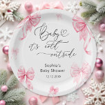 Baby zijn koude buiten winter roze boog Baby showe Papieren Bordje<br><div class="desc">Dit ontwerp is ideaal voor een winterse baby shower en heeft een zoete,  seizoensgebonden charme om een babymeisje te verwelkomen! Overeenkomende objecten beschikbaar.</div>