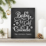 Baby zijn koude buitenste zwarte kerkbordfeestdag imitatie canvas print<br><div class="desc">Dit stijlvolle ontwerp van het poster van de muurkunst voor de feestdagen kenmerkt "het is Koud buiten"in witte manuscriptdoopvont met sneeuwvlokken en steraccenten en douanetekst die voor uw familie kan worden gepersonaliseerd. De bijtende zwarte achtergrond kan worden verwijderd en aangepast om te coördineren met uw decor.</div>