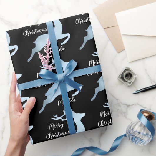 Babyblauw kerstrendierpatroon op maat cadeaupapier (Geschenken)