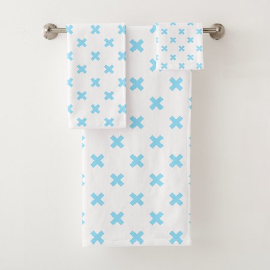 Babyblauwe kruisstiften op wit bad handdoek (Insitu)