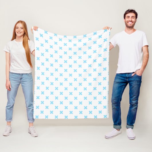 Babyblauwe kruisstiften op wit fleece deken (In situ)