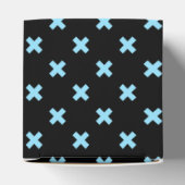 Babyblauwe kruisstiften op zwart bedankdoosjes (Bovenkant)
