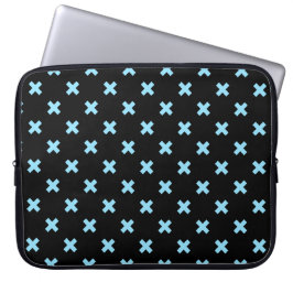 Babyblauwe kruisstiften op zwart laptop sleeve