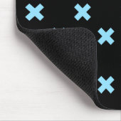 Babyblauwe kruisstiften op zwart muismat (Hoek)