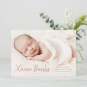 Babyfoto moderne scriptnaam geboorteaankondiging kaart (Staand voorkant)