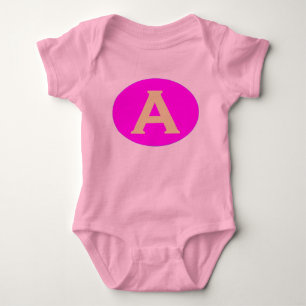 Babygrow. Design: Initiaal A - Roze achtergrond. Romper