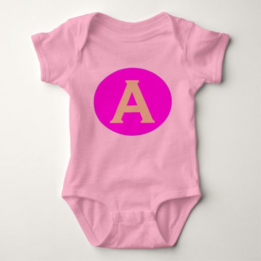 Babygrow. Design: Initiaal A - Roze achtergrond. Romper (Voorkant)