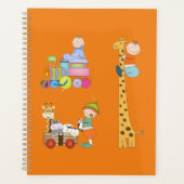 Babyjongens met Giraffe en wagen van de kleutertre Planner (Voorkant)