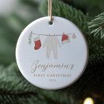 Babykleding Baby Stats Eerste Kerstmis Keramisch Ornament<br><div class="desc">Vier de eerste kerstdagen van uw baby met dit eenvoudige en elegante ornament,  met een schattige waterverf en plaats om de foto en statistieken van uw baby op de achterkant te uploaden.</div>