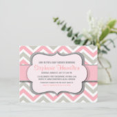 Babymeisje met kleurrijke chevron kaart (Staand voorkant)