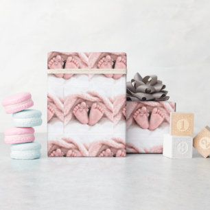 Babymeisjesvoetjes met een polka stip strik cadeaupapier