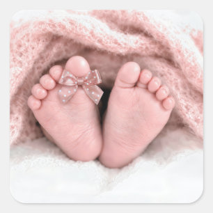 Babymeisjesvoetjes met een polka stip strik vierkante sticker