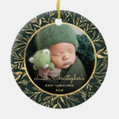 Baby's 1e Kerstfoto Goud Bladergroen Ronde Keramisch Ornament (Achterkant)