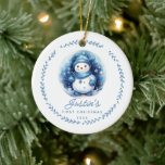Baby's 1e Kerstmis Sneeuwman 2 Zijde Foto Keramisch Ornament<br><div class="desc">Gewoon perfect 2-zijdige foto Baby's First Christmas ornament met een lieve kleine sneeuwpop met een blauw pet,  sjaal en wanten met moderne handgetekende krans.</div>