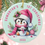 Babys 1st Christmas Custom Pink Mint Schattigee Pi Keramisch Ornament<br><div class="desc">Dit mintgroene en roze gepersonaliseerde ornament voor de Baby's First Christmas is voorzien van een schattige pinguïn in een roze kerstmuts zittend met een kleine sneeuwpop. De sjabloon maakt het gemakkelijk om te personaliseren met elke naam en elk jaar om een unieke familiekoepel te creëer.</div>